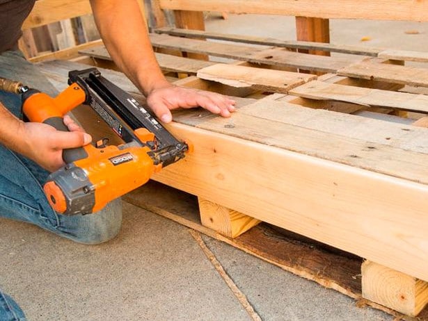 sofa-de-palete-de-madeira-8