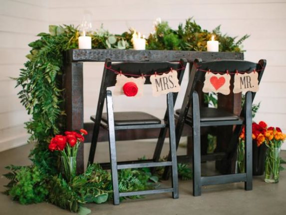 plaquinha rústica da cadeira dos noivos